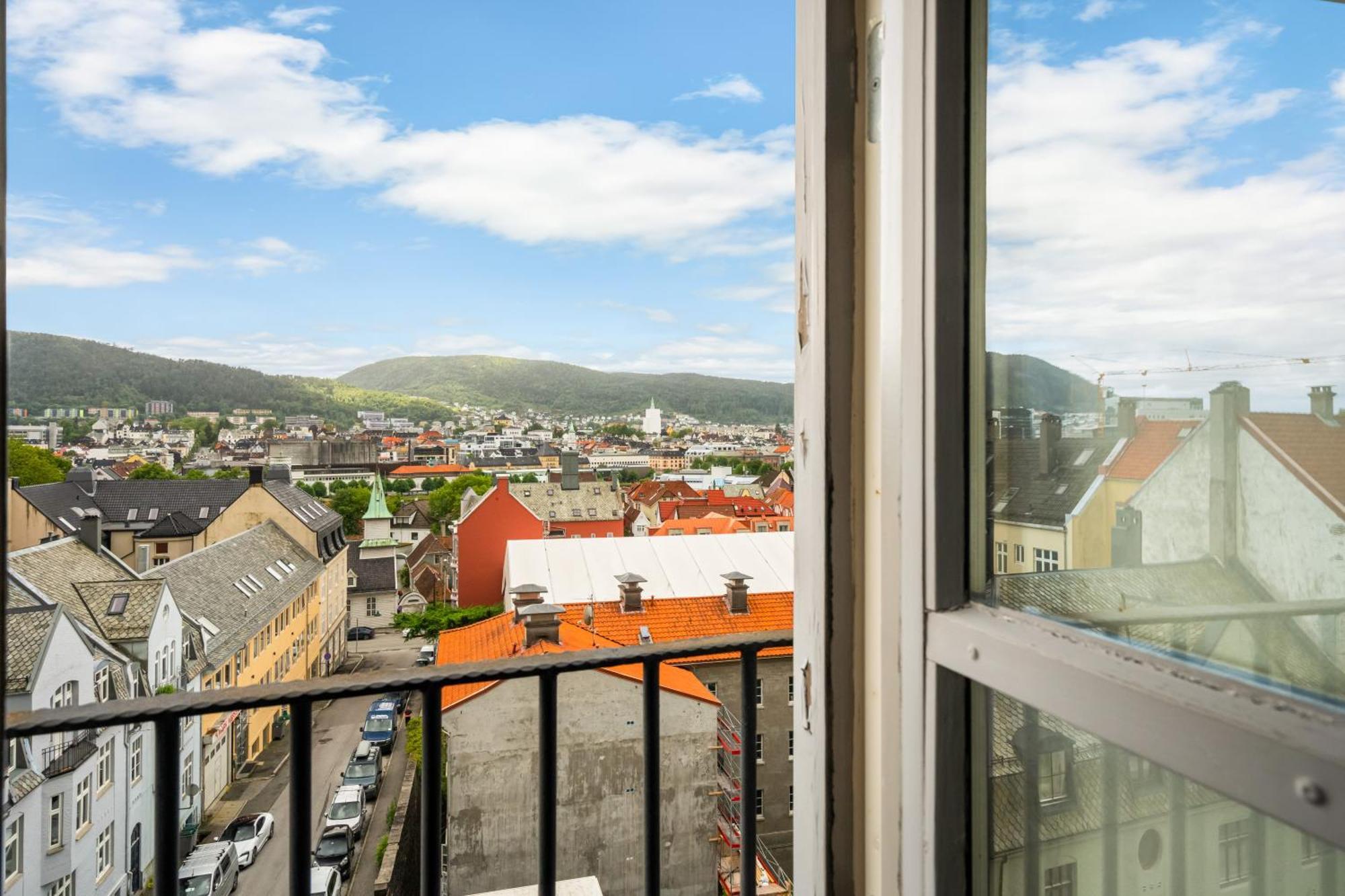 Charming With Stunning Views! *