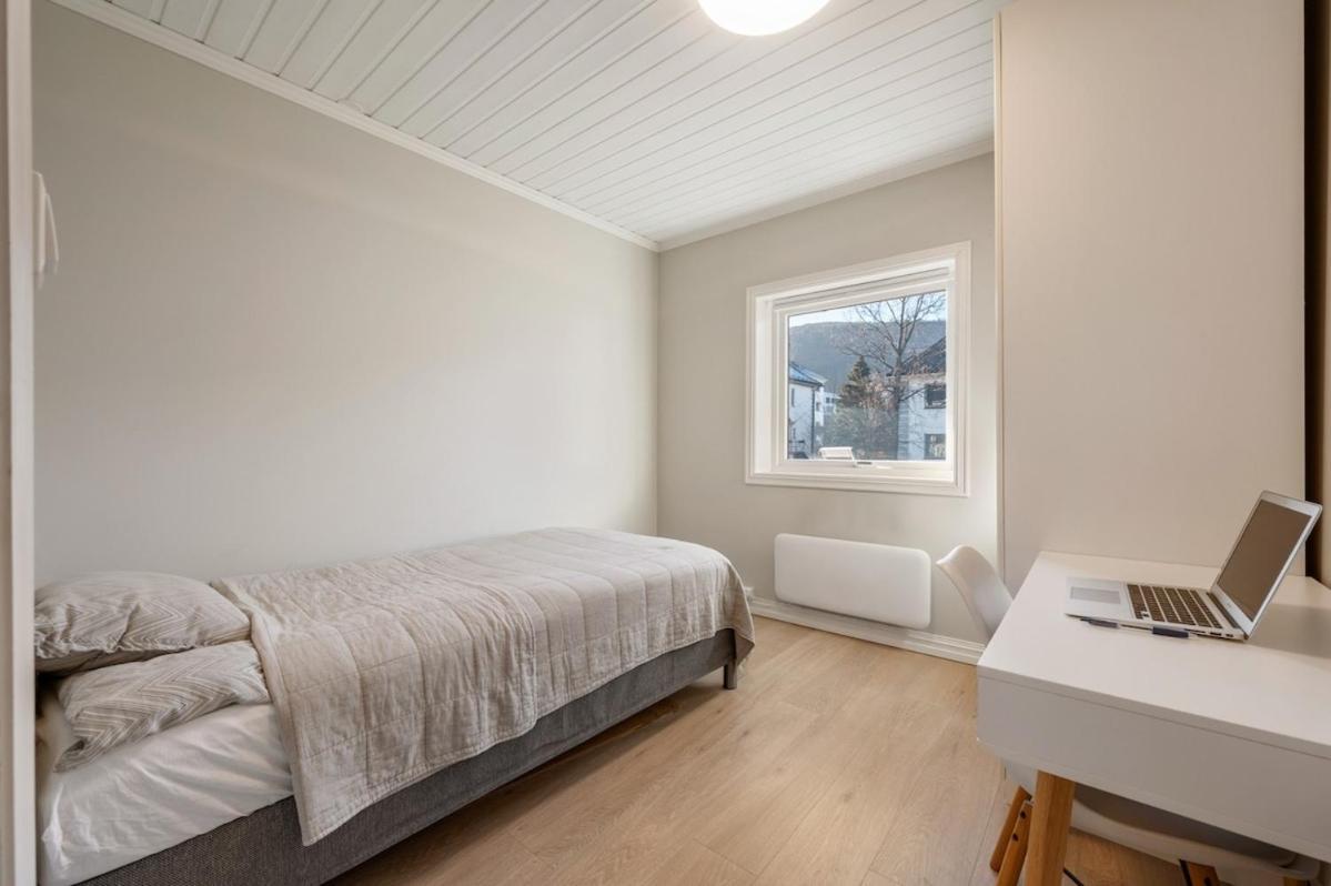 With 2 Bedrooms And Balcony Leilighet *