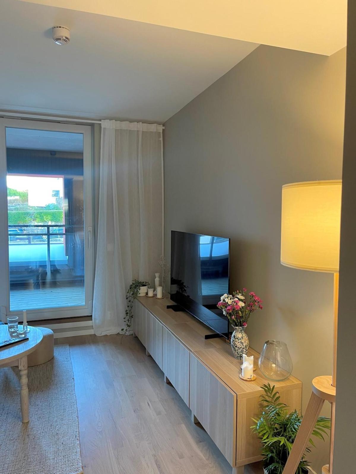 Apartment Modern Near Center Of