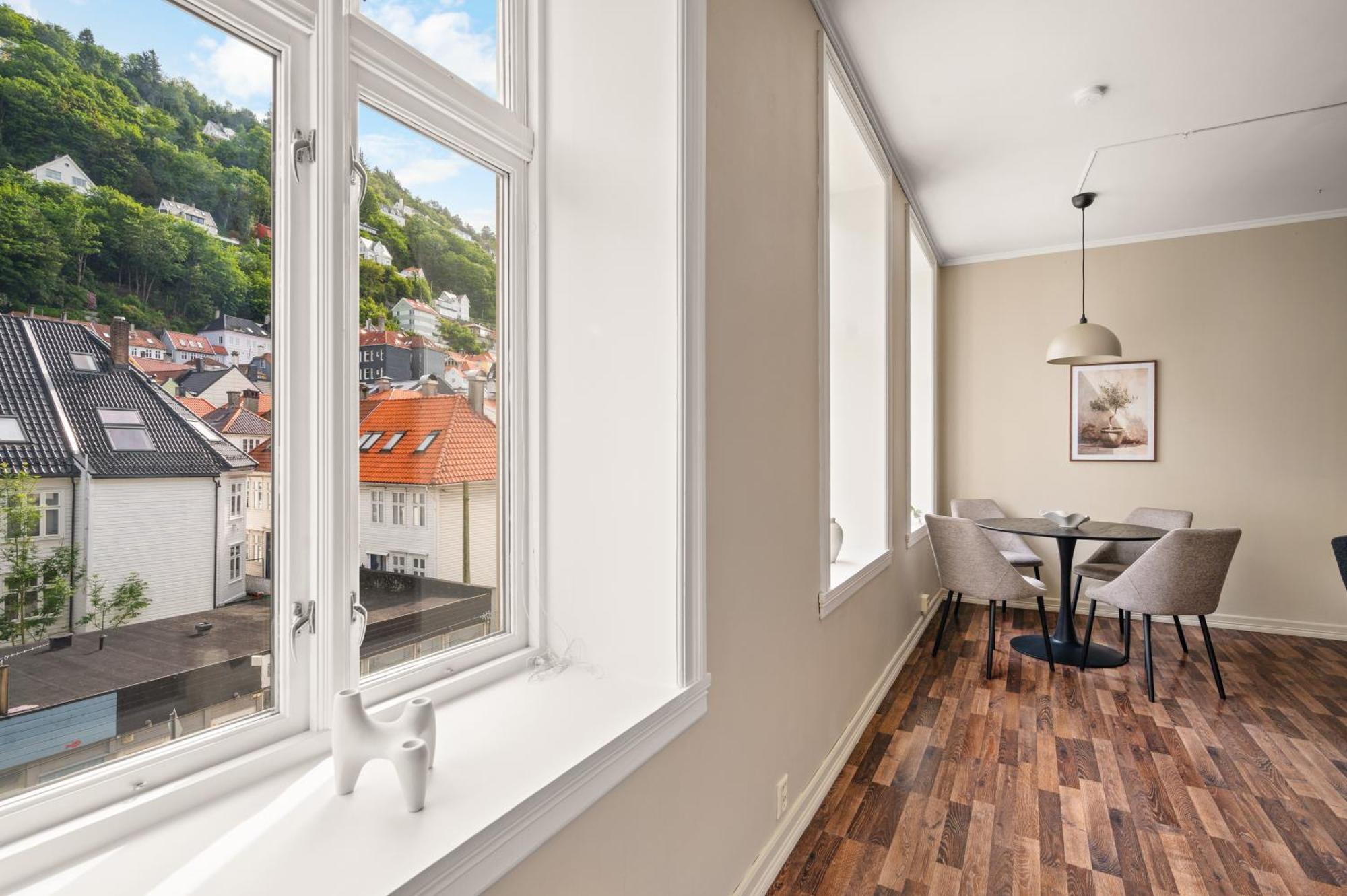 Bb I 300m To Bryggen & Train Station *